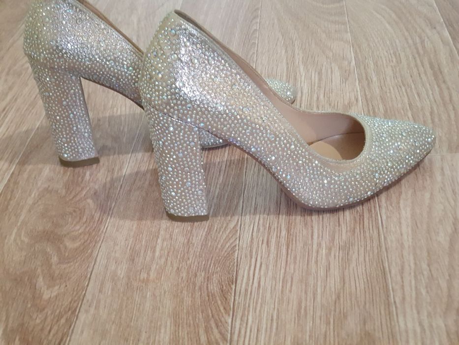 Продам туфли со стразами