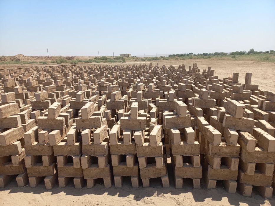 Zavodda ishlab chiqarilgan xom g'isht sotiladi