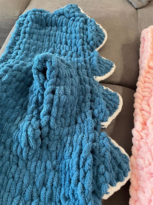 Ръчно плетена бебешка жилетка “Дино”