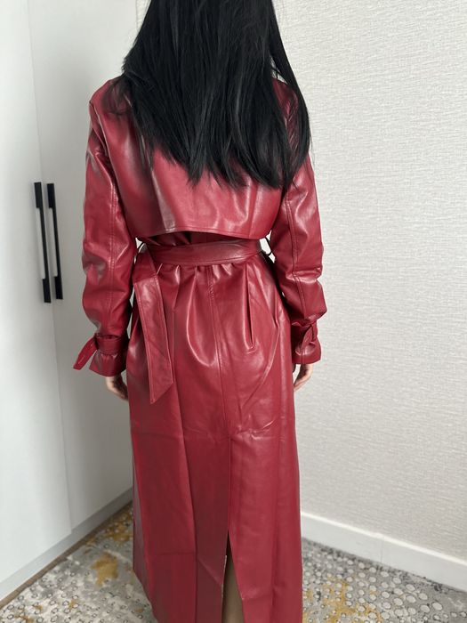 Красный кожаный  тренч