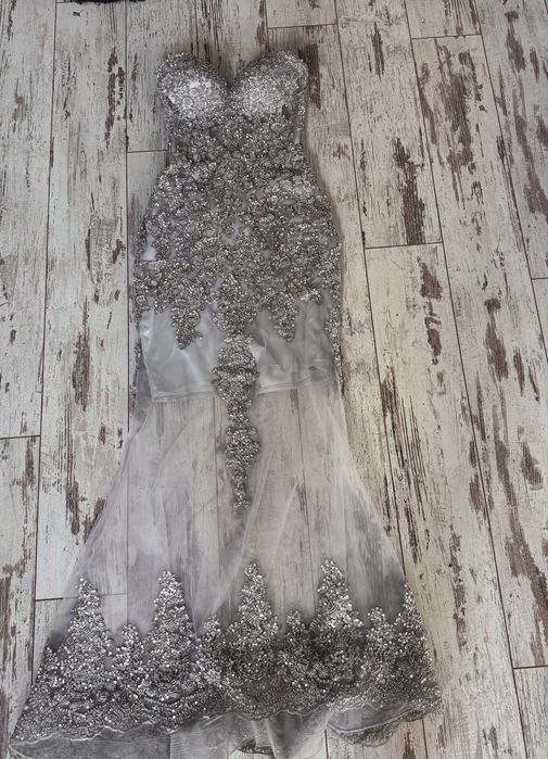 Бална, слебриста рокля