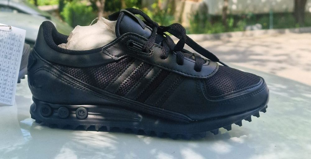 Vând adidasi adidas noi