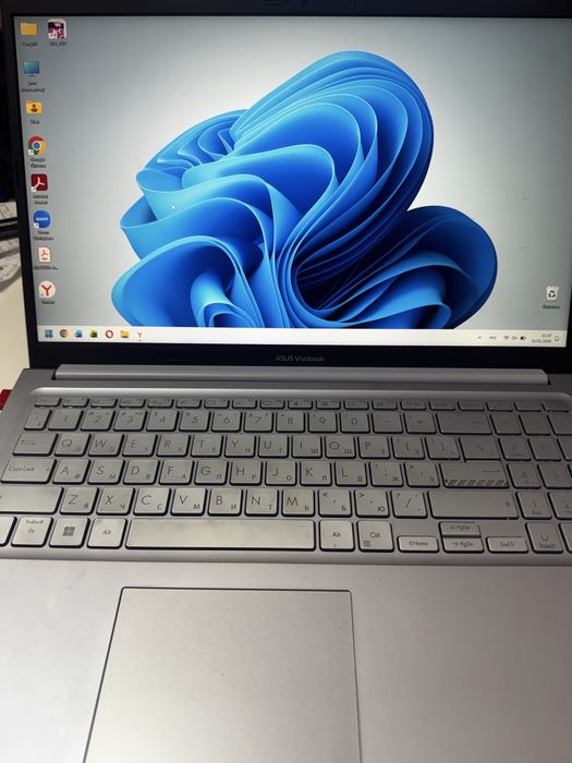 ASUS VivoBook 15 (Core i7 / 16 GB)