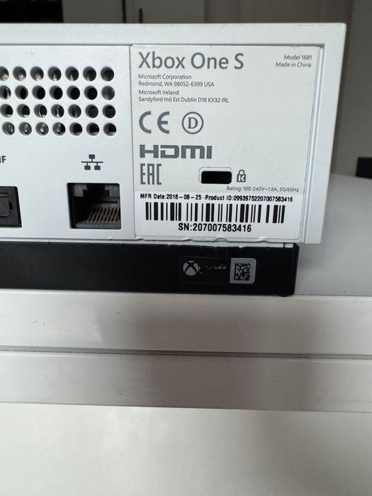 Xbox One S 1TB + Controller