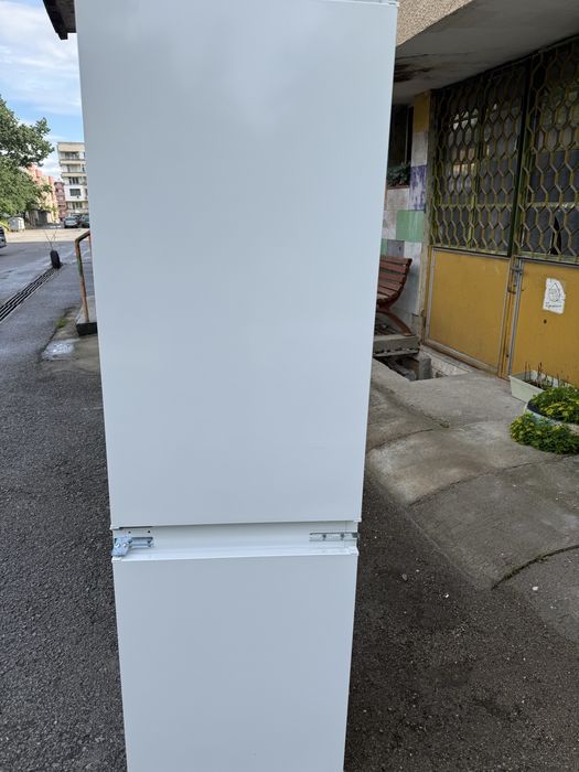 Продавам хладилник за вграждане  Whirlpool