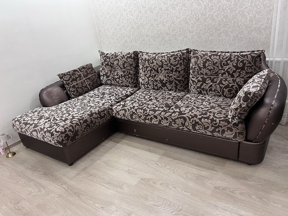 Продаётся диван.