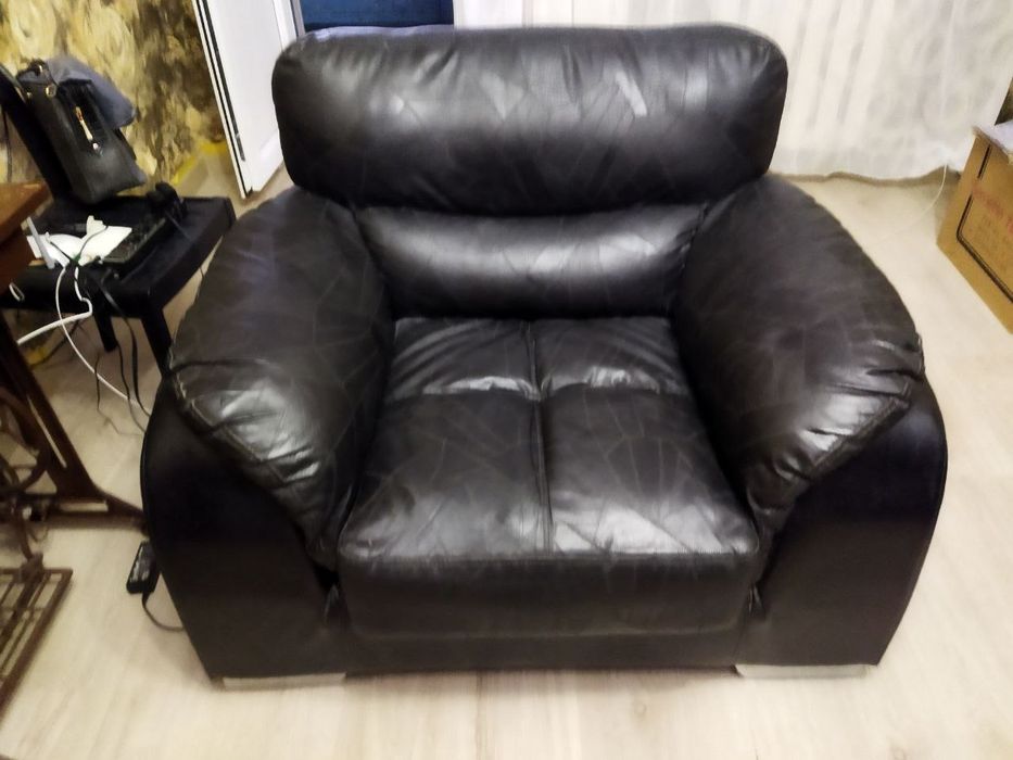 Срочно продам кожаный кресло почти новый