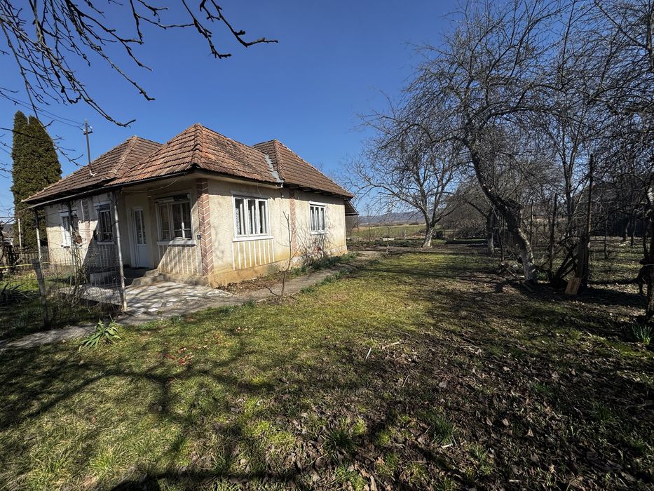 Vand casa cu teren intravilan 71 de ari la intrare in Somes Odorhei .