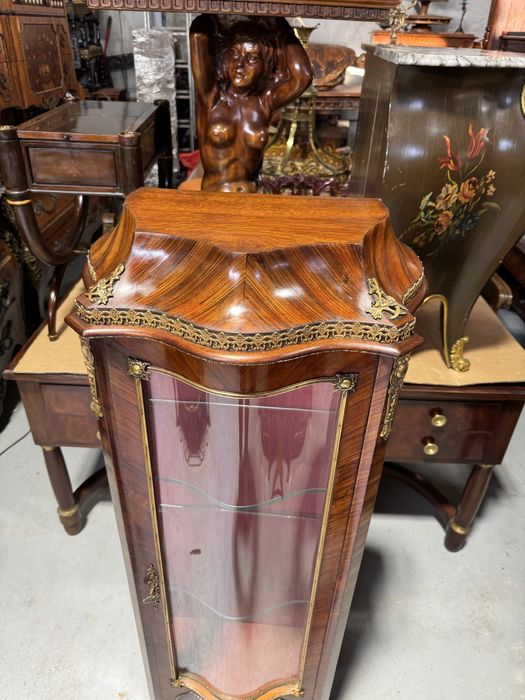 Vitrina din lemn masiv cu intarsii si elemente bronz