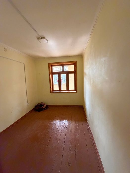 Зудлик билан сотилади 2 хона 2 этаж кирпеч дом 6 метр балконли вокзал