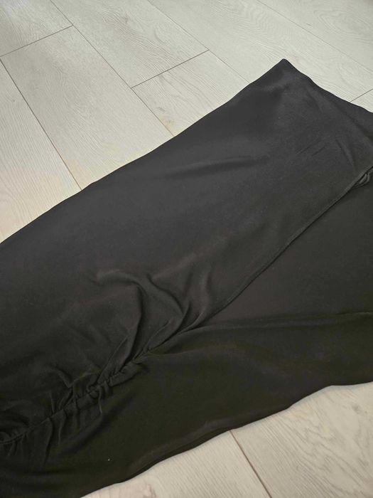 Rochie Zara sexy cu crapatura pe un picior