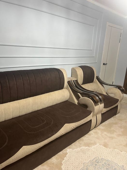 диван с двумя креслами