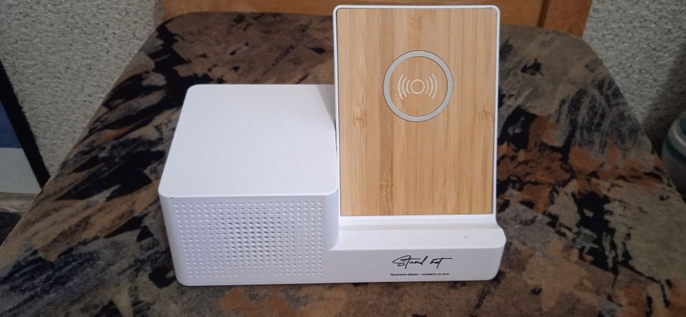 Продавам безжично зарядно с блутут колонка