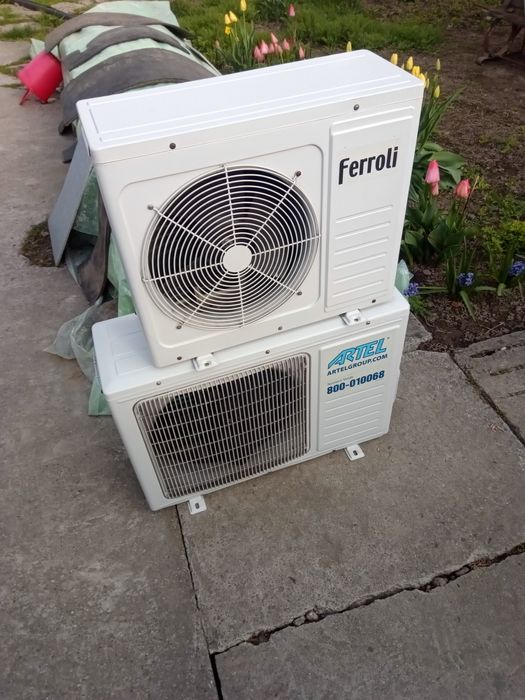 Aer condiționat, unitate externa Ferroli și Artel.
