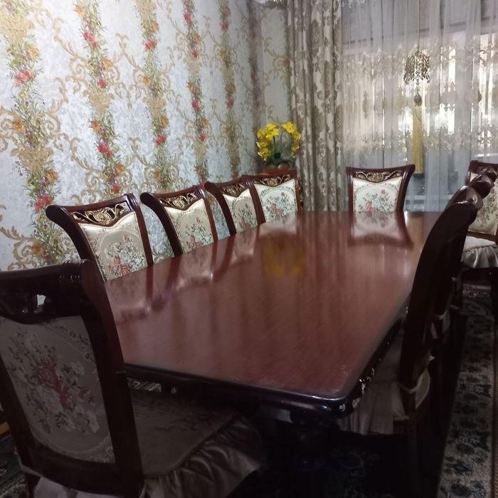 Продаются обеденный стол и стулья