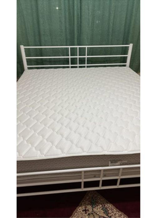 Продам кровать с матрасом.