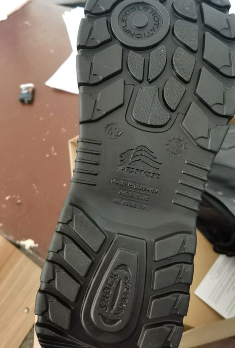 Vand Bocanci din piele militari.noi .