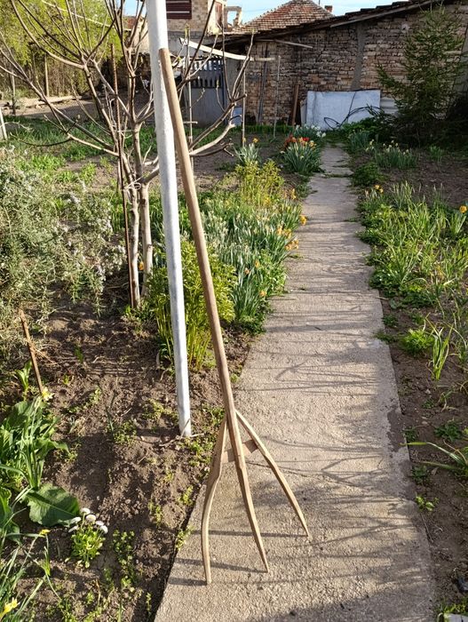 Стара дървена вила за сено