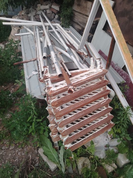 Продам батареи чугунные и трубы