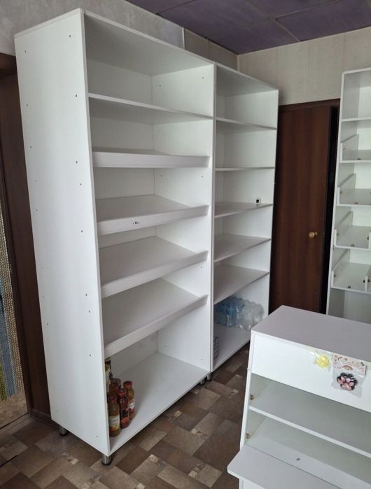 Торговые стеллажи и витрины.