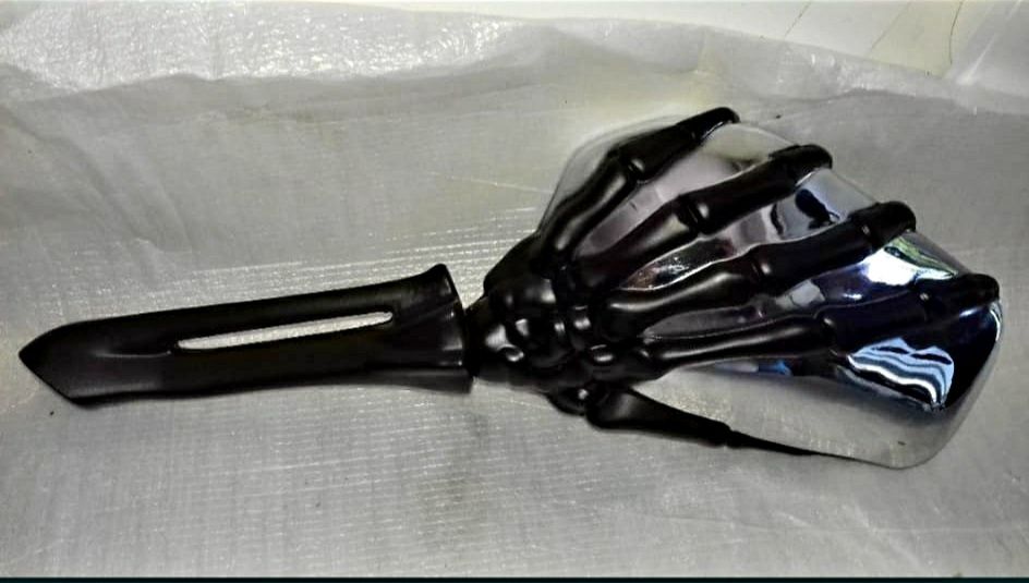 Oglizi moto cu mâinile de schelet