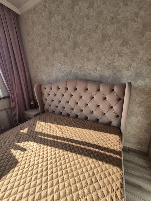 Продаю кровать и две тумбочки