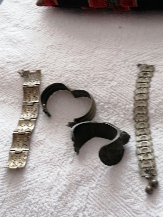 Стари български сребърни гривни