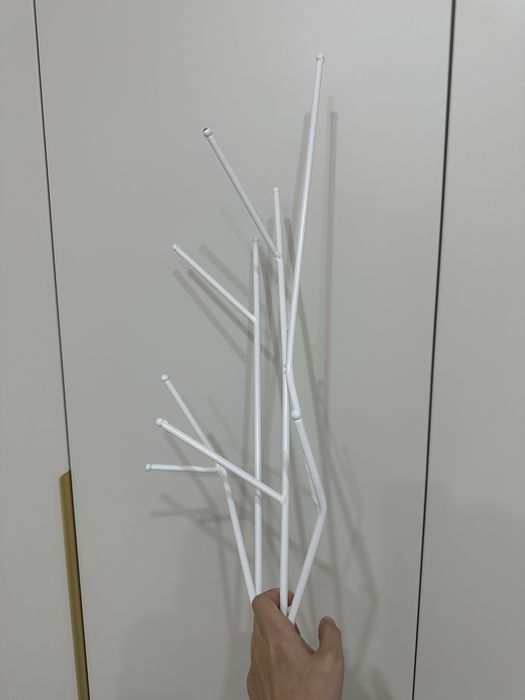 Вешалка продается металлическая