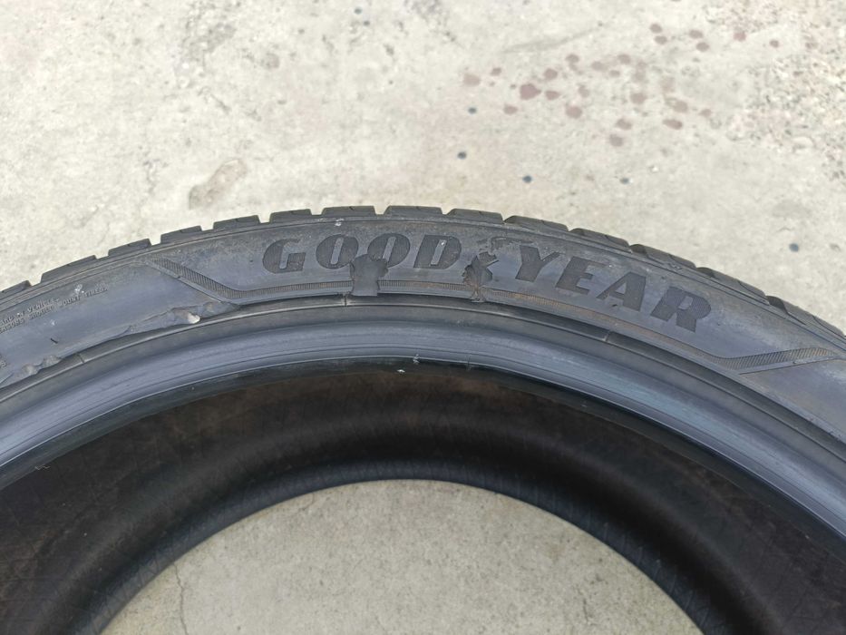 O anvelopa de iarna 295 35 21 Goodyear UltraGrip Performance 7,8 mm