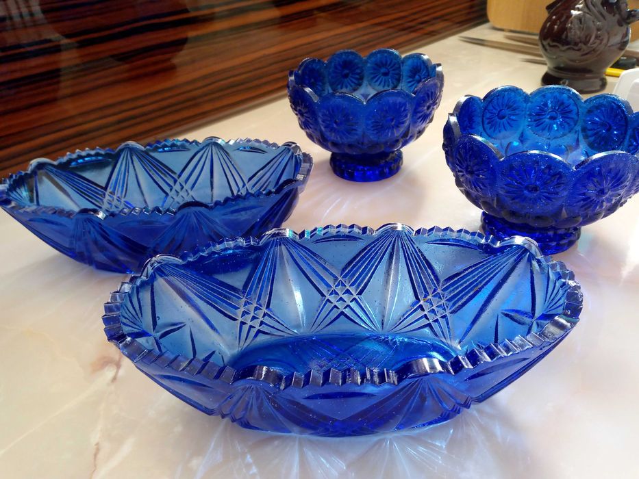 Вазы из цветного стекла среднего размера по 25 тыс 1шт