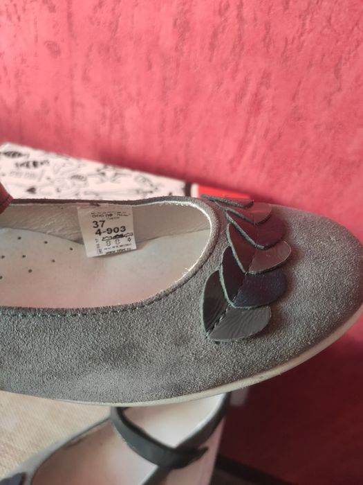 Продам туфли для девочки-подростка размер 37