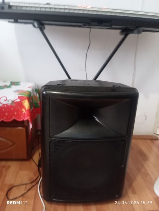 Roland stare foarte buna plus boxă ce se vede in poze  doar la schimb