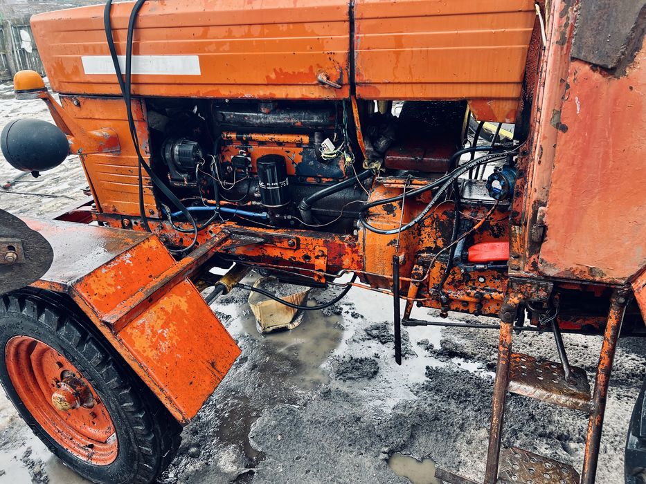 Tractor u 650 m cu utilaje