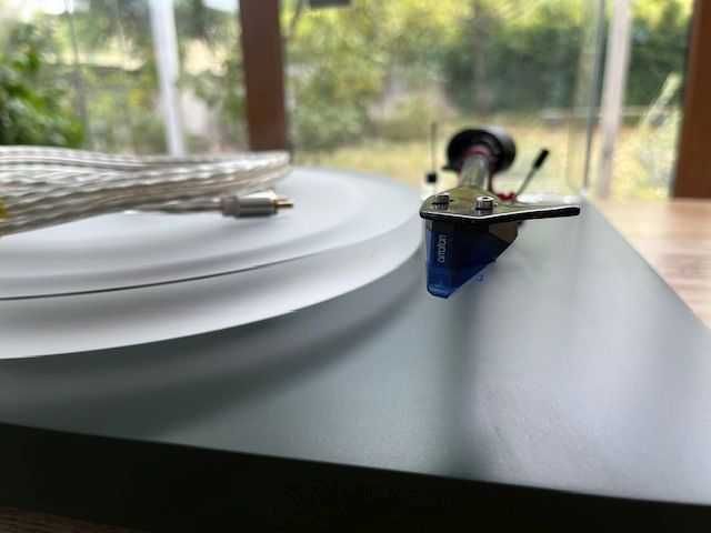 Грамофон Pro-Ject DEBUT CARBON EVO с подобрения
