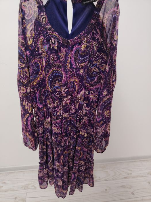 Платье новое. Цветное, красивое.