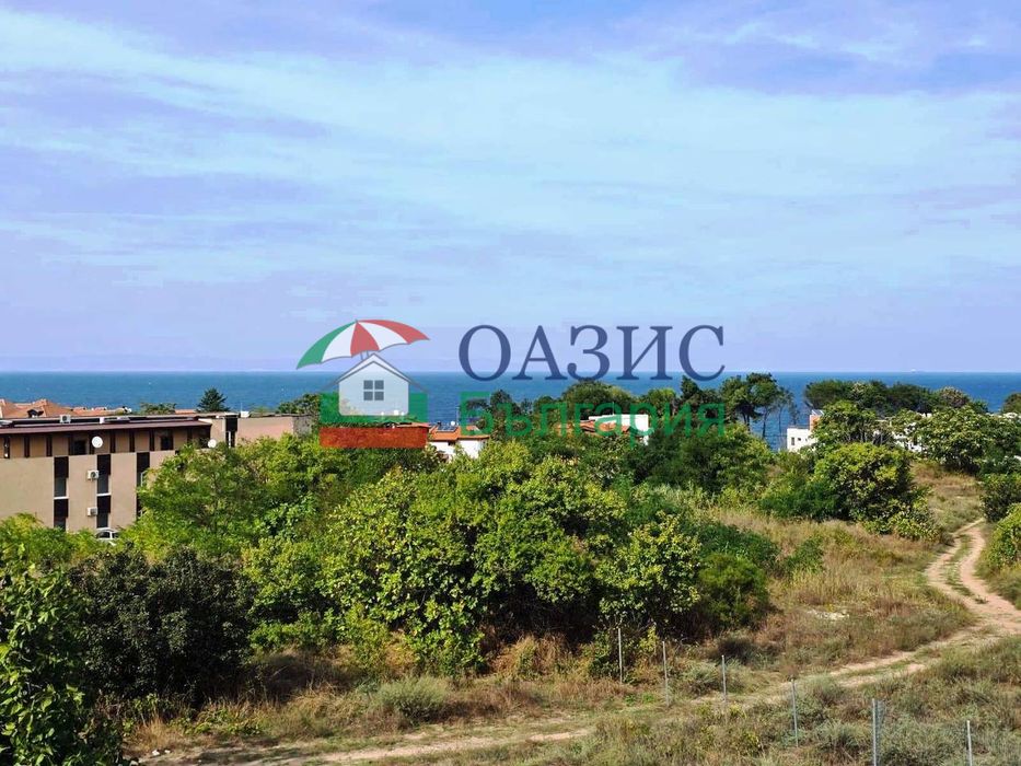 Двустаен апартамент в жилищна сграда без такса, с изглед към морето в