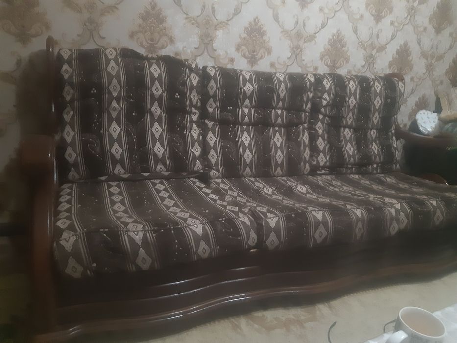 Качественный  деревянный диван очень хорошем состоянии