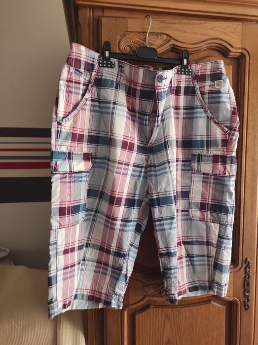 Pantalon scurt cu buzunare în fața, lateral și spate și găici pt curea