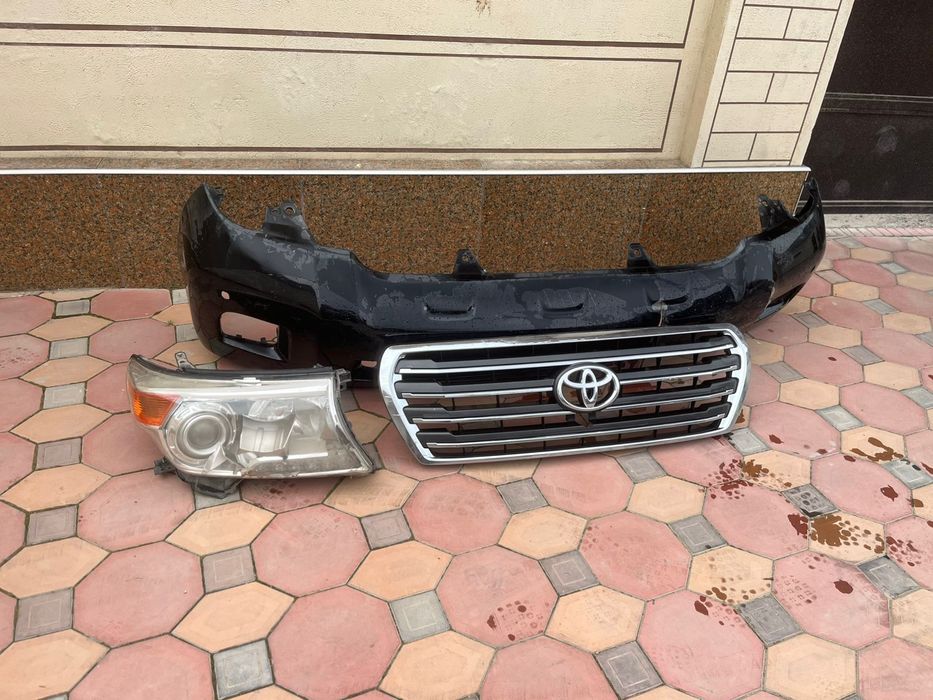 Продаётся б/у фара, решётка и бампер от  Toyota Land Cruiser 200