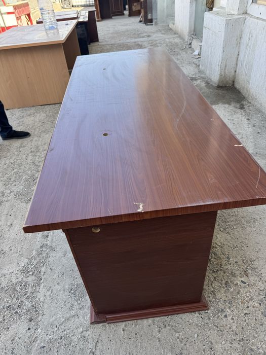 Ofis stoli yarim narxida