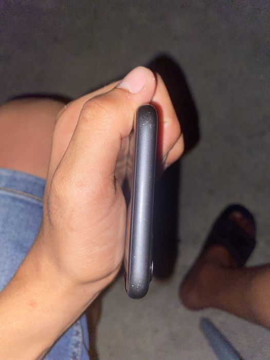 Vând iPhone 11 are 64 de gb are sanatate 80 si am uitat icloud de la el bun pentru piese