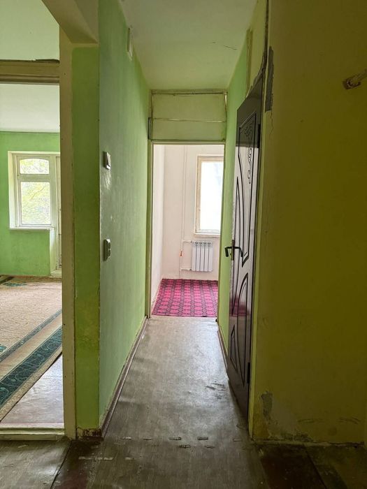 Сотилади 1 хона 2 чи этаж холати уртача мактаб богча бозор якин локаци