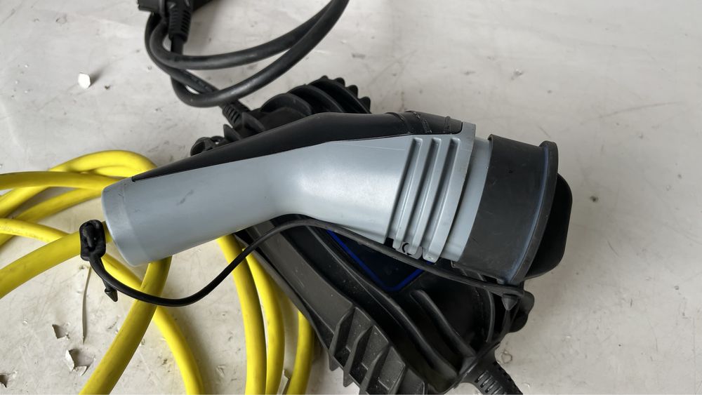 Зарядно VW Passat/Audi e-tron