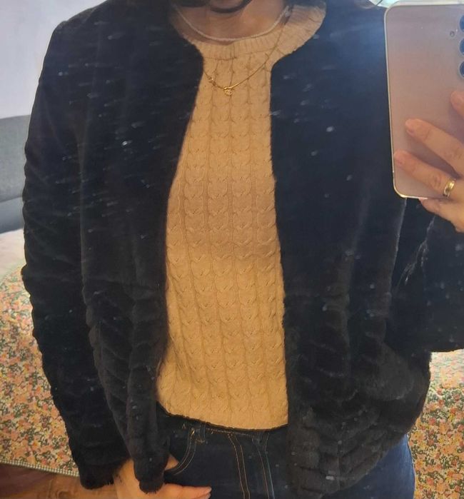 Яке черно пухкаво