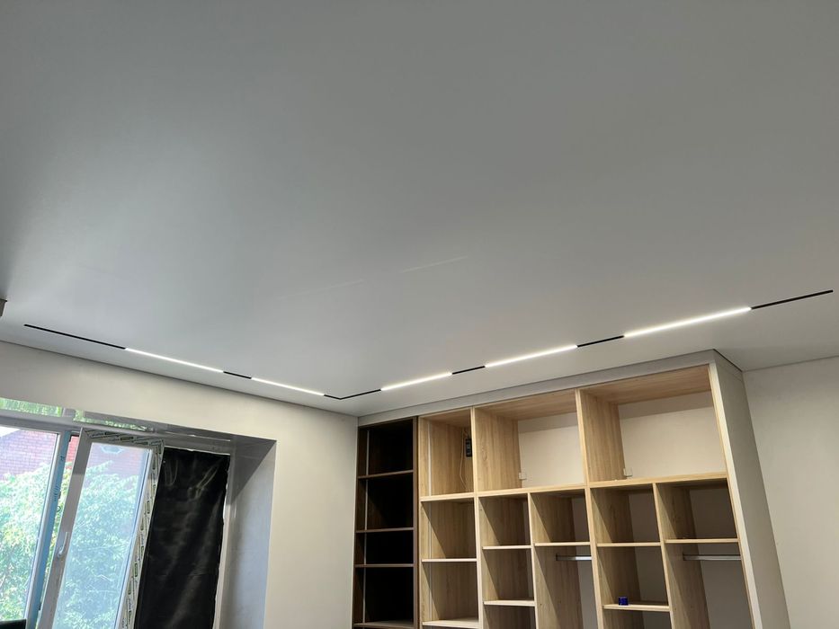 Натяжные потолки и декор панели