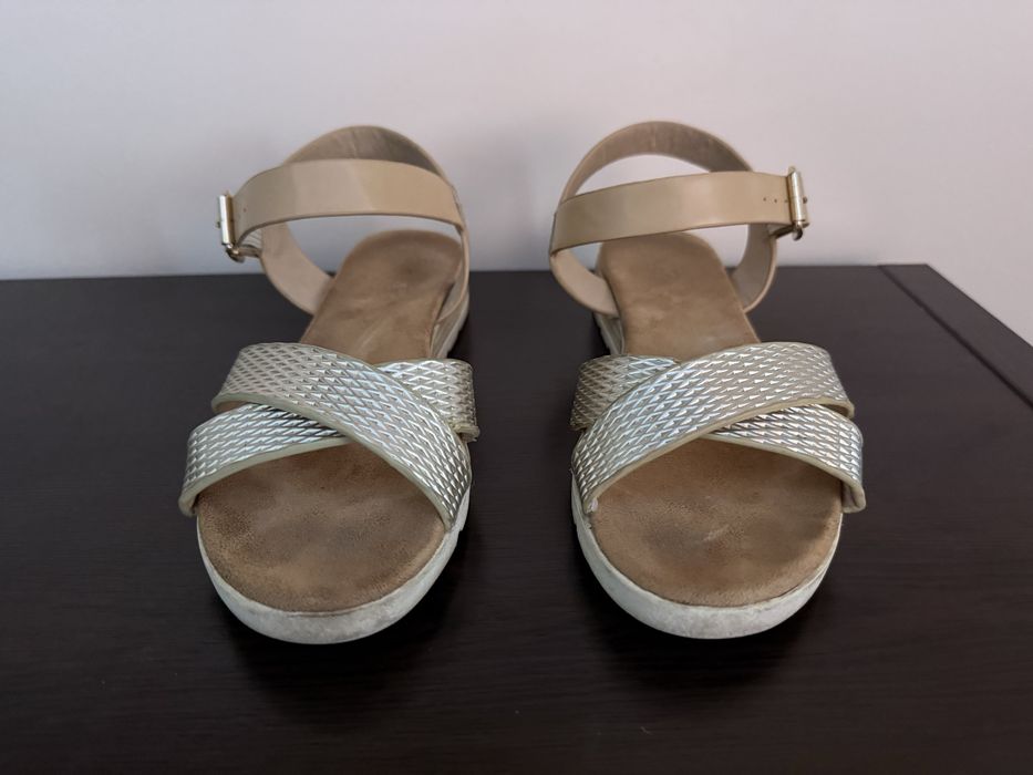 Летни сандали в бежаво