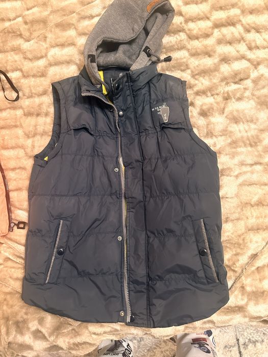 Жилет утепленный с капюшоном