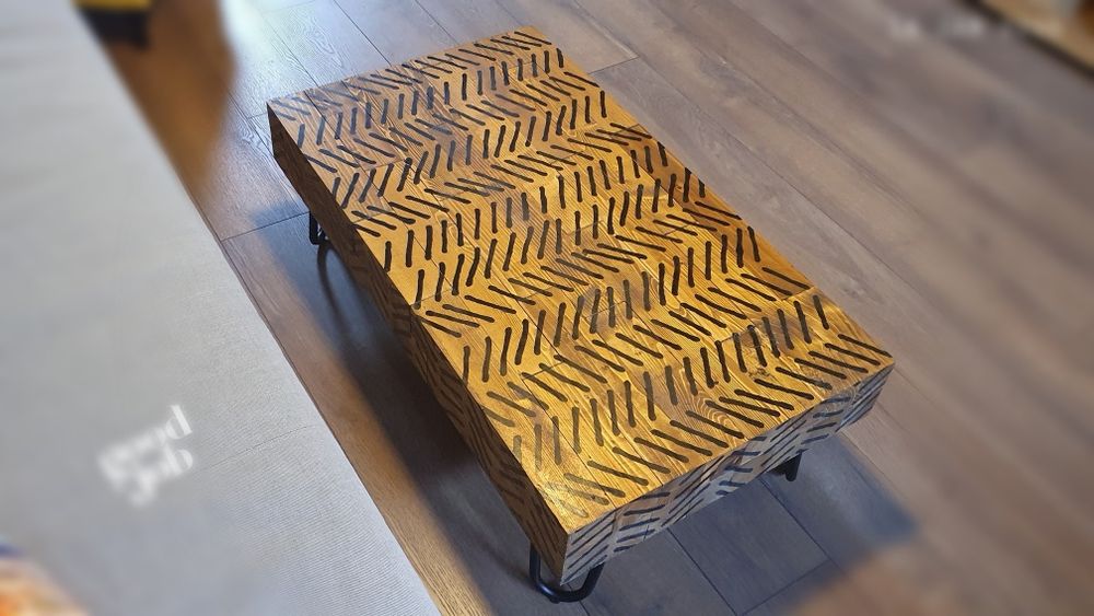 Дървена холна маса