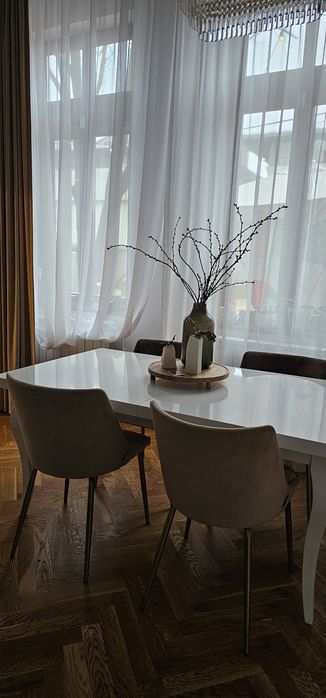 Masa din lemn cu scaune