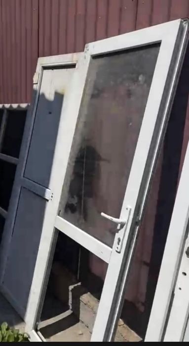 Продам двери и окна пластиковые разные